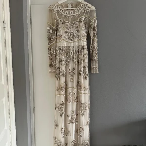 Needle & Thread exklusive dress - Ny pris för denna klänning 22 000 sek säljs för 4500 sek. Mycket fint skick. Klänningen är slutsåld. 