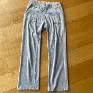 Jucy couture mjukisbyxor - Gråa jucy couture mjukisbyxor i stl S ❤️ 
