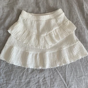 Kjol - Vit volangkjol från zara kids. Bra skick, inga defekter men liten i storleken.💖 Köparen står för frakten.