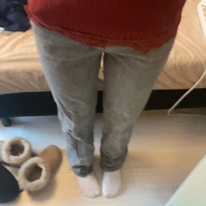 gråa jenas - säljer dessa jeans då dem inte riktigt kommer till någon användning, från gina tricot högmidjade!! 