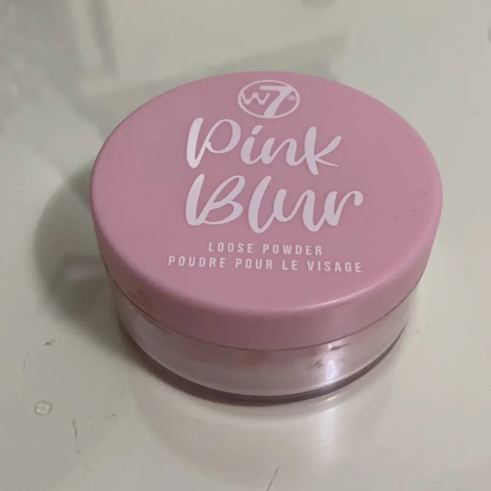 Pink loose powder köpt från normal märket W7. Bara öppnad men aldrig använt. Hör av dig vid intresse eller bilder!💞. Skönhet.