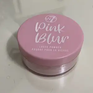 Pink loose powder köpt från normal märket W7. Bara öppnad men aldrig använt. Hör av dig vid intresse eller bilder!💞