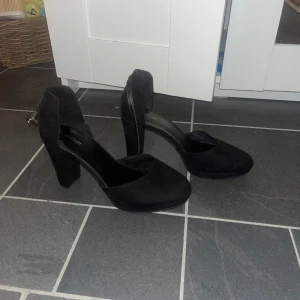 Fina klackskor  - Säljer dessa fina skor i bra skick då de inte längre är i behov. De är tvättade och använda 2 gånger. De säljs inte längre på Zalando samt DinSko (där de såldes innan). Ordinarie priset låg på 450kr och kan diskuterades . Betalas via swish