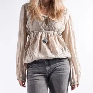 Beige blus  Storlek: M Pris: 180kr Frakt: 58kr