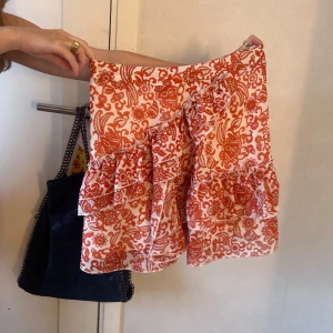 Mönstrad kjol - Kjol i strl 38, säljs pga för stor. Köpt för 300 kr på vila. Bra skick, aldrig använd🧡