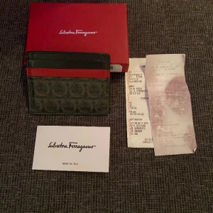Ferragamo Korthållare - Säljer denna väldigt fräscha korthållare från märket Ferragamo köpt i affär och allt på bilden följer med.
