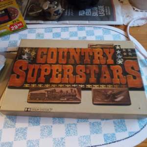 Album med kassettband 4 stycken Country Superstars från 50/60/70/80 talet .Fint skick frakt betalas av köparen.