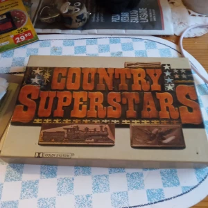 Album med kassettband 4 stycken Country Superstars . - Album med kassettband 4 stycken Country Superstars från 50/60/70/80 talet .Fint skick frakt betalas av köparen.