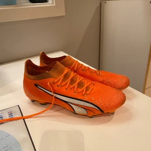Puma ultra  - Ett par Puma fotbollsskor som knappt är använda, det ända är att de är lite skitna Hör gärna av er om mer bilder eller om ni har andra frågor
