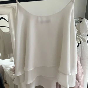 vit blus - säljer denna superfina volang blusen som aldrig kommit till användning, såå fin till sommaren