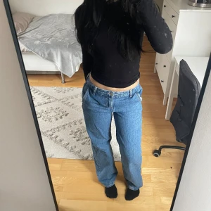 Baggy jeans blå  - Säljer dessa snygga baggy jeans då de inte kommer till användning längre. Som i nyskick. Midjemått: 35cm Innerbenslängd: 80cm🌼