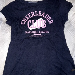 T-shirt med tryck - Hampton Republic  - Knappt använd, bomull, luftig och bekväm! Trycket i perfekt skick ⭐️ Kan mötas upp i Finspång/Norrköping eller skicka.