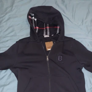 Burberry kofta - Ny burberry kofta, använd 2 gånger. Är i nyskick och sitter väldigt bra. Går för 8000 i nypris.