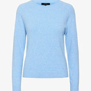 Stickad tröja - Jag säljer min jätte fina stickade tröja från vero Moda❤️Tröjan har lite noppror på vissa ställen men inte mycket alls,därav priset❤️ Pris kan diskuteras 😊