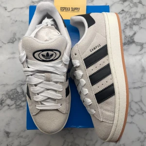 Adidas Campus 00s crystal White (W) - Helt nya och oanvända. Storlek 40. Pris: 1399.  Skicka ett dm vid frågor