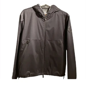 Moncler jacka - Säljer min Moncler jacka då den inte passar mig längre. Näst intil ny använd ett fåtal gånger. Köpt på NK i Göteborg för 7000kr tags finns även med till jackan. 