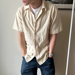 Overshirt - Overshirt från weekday i super fint skick med lappen kvar nypris 450kr. Storlek xs men passar en s/m