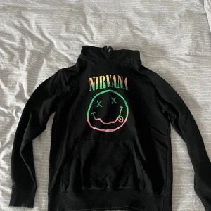 HM ”Nirvana” Hoodie - Svart Hoodie med Nirvana tryck på får HM  Nypris: 349kr  Skick: Ganska bra, normalt använd, inga större synliga brister, endast lite nopprig på magen.