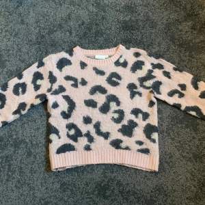Fin leopard tröja som är använd ett fåtal gånger. Säljer tröjan pga att den är för liten. Köpt på Kappahl och den är i storlek 146-152. Jag som har storlek S skulle säga att den passar xs-xss. 