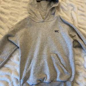En grå hoodie från H&M med texten ”NYC” över bröstet 💗 I bra skick och har inte använts på över 1 år 💗