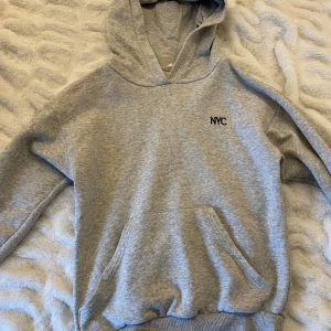 Grå hoodie från H&M 💗 - En grå hoodie från H&M med texten ”NYC” över bröstet 💗 I bra skick och har inte använts på över 1 år 💗