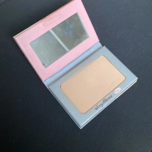 Anti-shine translucent powder - Säljer min gamla sexy Mama puder för använder inte lämgre. Använd bara några gånger Nypris 199kr Nypris 199kr