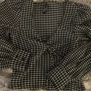 Svartvit blus  - Storlek xs   Frakt enligt  postnord 