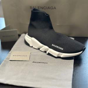 Skorna är helt nya och köpt från balenciaga i china  när jag var på resa! Kvittot finns och jag säljer för stt de inte passar mig så bra. Finns att hämta i Göteborg hisingen