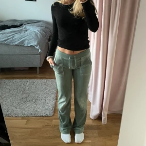 Juicy couture byxor - (Lägger upp igen) Säljer mina juicy couture byxor som jag tyvärr inte använder längre💗 Mycket gott skick💕 skriv för intresse, frågor eller fler bilder💗