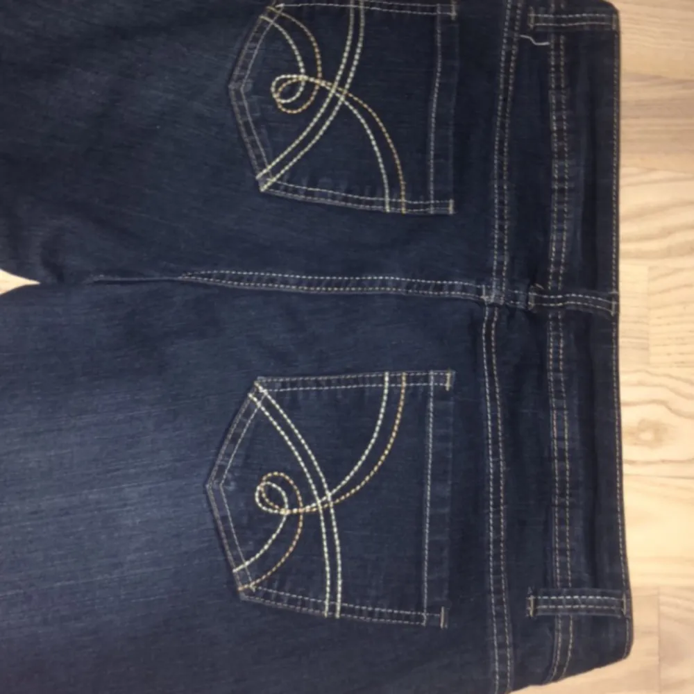 Marinblå lågmidjade jeans med snygg design på fickan! Köpta på Vinted men var tyvärr något korta på mig och säljer därför! Skriv för mer bilder och info!🌟🌟. Jeans & Byxor.