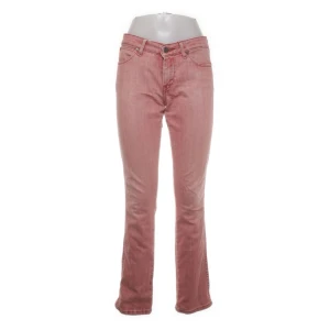 Jeans  - Hej säljer dom här lågmidjade rosa bootcut jeansen då dom tyvärr är för små (skriv gärna privat vid frågor)❣️
