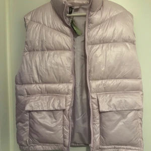 Väst  - En rosa väst storlek XS, från H&M aldrig använd.