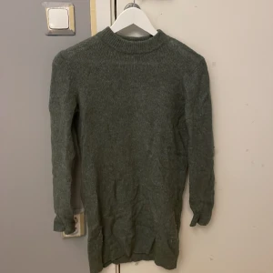 Grön stickad klänning - En grön klänning som jag köpte på Sellpy men den är för liten för mej. Jag skulle säga att den är medelgång