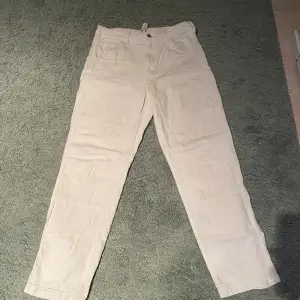 Vita uniqlo jeans säljs i mycket bra skick! Dessa är använda ett par gånger!