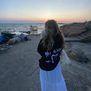 Mira Paris hoodie💘🪩🥥 - Säljer denna skit snygga och trendiga ”mi amour” tröjan ifrån Mira Paris då den tyvärr inte kommer till någon användning längre. Den är i färgen svart med vitt tryck på ryggen. De två sista bilderna är lånade, köparen står för frakten!
