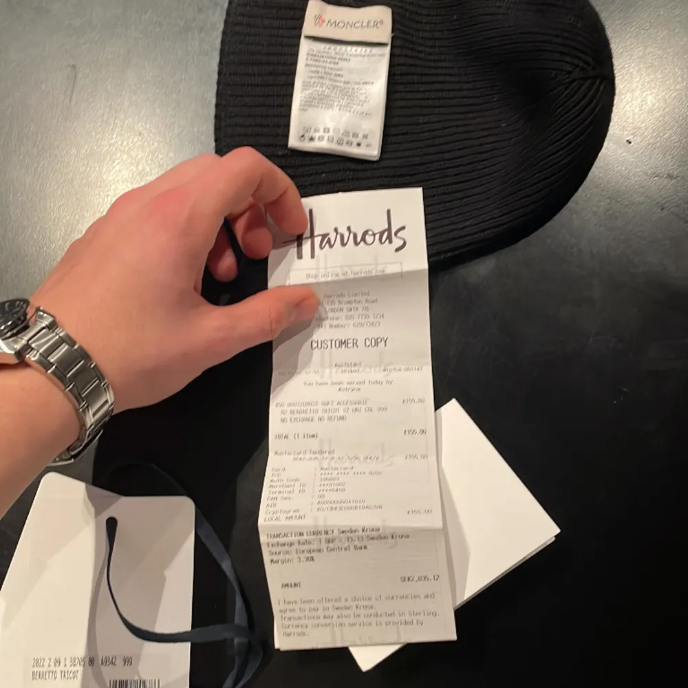 Tja nu säljer jag min Moncler mössa som är köpt på Harrods i London. Säljer den då jag inte tycker den passar mig.  🧧Nypris: 2700🧧Kvitto finns och även tags i mössan. Skriv vid fler bilder eller minsta fundering🙌. Accessoarer.