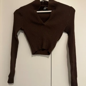 Tröja - Brun tröja storlek XS, knappt använt och väldigt gott skick.