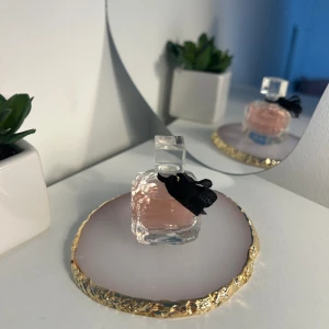 Parfym YSL - YSL mon Paris Eau de Parfum, som aldrig är använd, bara luktad. Den är 5 ml och kan användas som tester eller bara ha i väskan💗