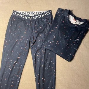 Karitraa underställ - Karitraa underställ byxor i storlek XS och tröja i M. Aldrig använt då byxorna är för små så nyskick. Jättemjukt material ock så fina. Skriv för fler bilder!💞 Köpare står för frakt.