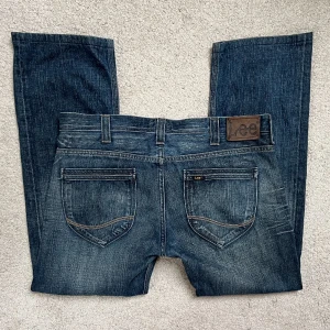 Lee Jeans - Midja: 92✨Innerben: 79cm✨Storlek: 36/36 (passar ungefär L)✨Jag på bilderna är 172cm lång och brukar ha storlek 38💕Obs! Liten fläck som knappt syns på ena smalbenet, be om bild🙏