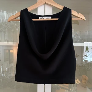 Topp med djup halsringning - Svart topp med djup halsrigning. Från Zara i storlek S. 💞