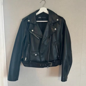 Zara skinnjacka - Säljer min superfina skinnjacka från Zara. Den är i storlek L men passar s/m om man vill ha den oversized. Jättefint skick! 