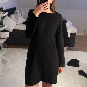 Säljer denna svarta mocka klänning då den inte kommer till någon användning och är i väldigt bra skick💘 (Ser likadan ut ibak)