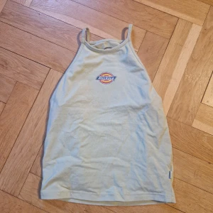 Dickies linne M - Sött linne från dickies, storlek M. Passar en S.  Är mer ljusgrön i färgen.