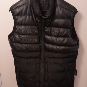 Äkta Philipp plein väst - Storlek XLARGE den är svart 