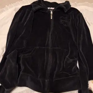 En svart velour zip up från Instinct i storlek S! 😻 Använd 1 gång.