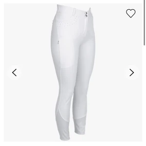 Vita ridbyxor  - Super fina vita ridbyxor med snygga detaljer, aldrig använda om prislappen finns kvar🫶 skriv privat för fler bilder💓 fri frakt så passa på!  Strl 38 men passar mig med xs/S då dom är små i storleken 
