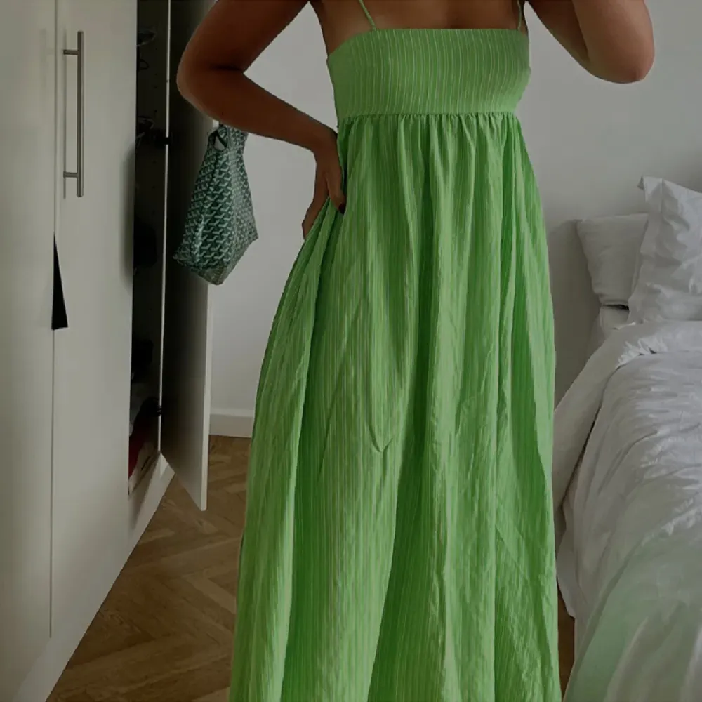 Grön klänning med tunna vita ränder ifrån ZARA!   Klänningenh är i mycket fin skick och storlek M💜. Klänningar.