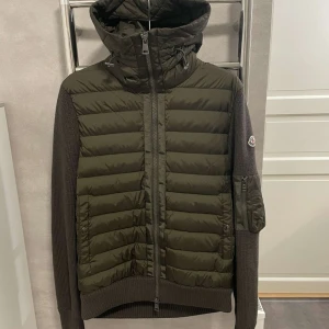 Moncler cardigan - Tja  Säljer en moncler cardigan som är i väldigt bra skick. Den är i storlek M.
