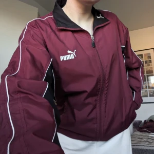 Puma windbreaker  - Puma windbreaker/anorak i XL barnstorlek, passar bra på S. Trasig på insidan av ena ärmen men det syns inte och går nog att laga annars.
